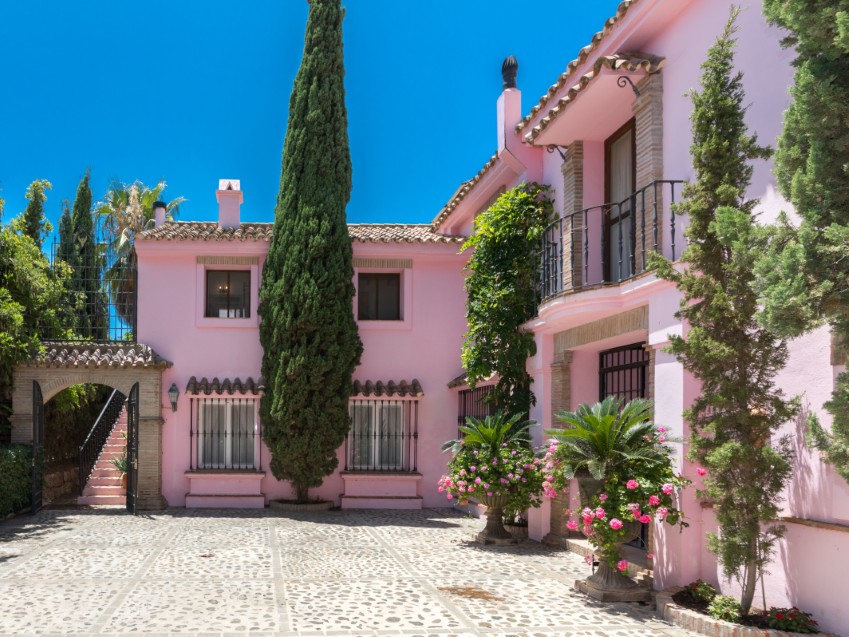 Villa andaluza de 5 dormitorios en Puerto del Almendro Benahavís